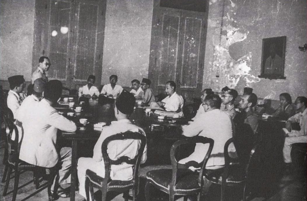 Dinamika-Sejarah-Politik-di-Indonesia-dan-Pelajaran-Pentingnya